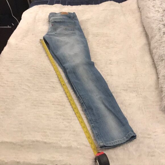 Light wash distressed Levi’s skinny jeans - Picture 5 of 7